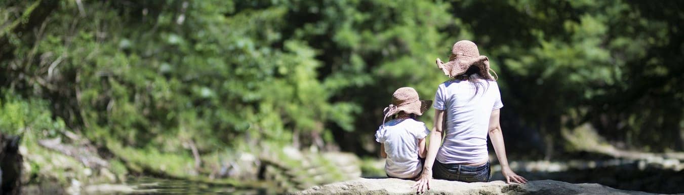 Femme et enfant en bord de rivière